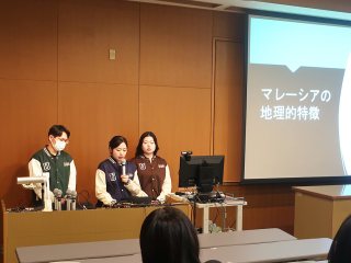 マレーシア国民大学（UKM）の校章が刺繍されたユニフォームを着用し発表する学生